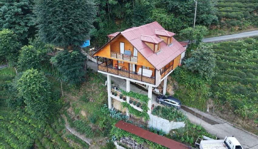 Rize'de konut yapacak düz arazi bulamayınca yol üstüne villa yaptı