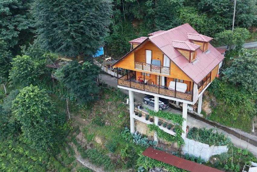 Rize'de konut yapacak düz arazi bulamayınca yol üstüne villa yaptı