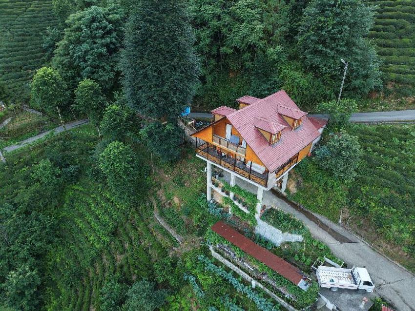Rize'de konut yapacak düz arazi bulamayınca yol üstüne villa yaptı