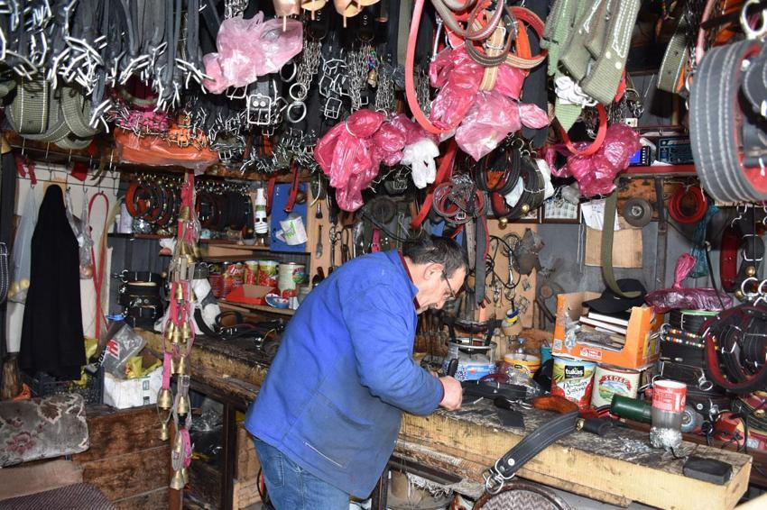 Niğde'nin son ustası unutulmaya yüz tutan saraçlık mesleği yaşatmaya çalışıyor: Bu meslek benimle birlikte tarih olacak