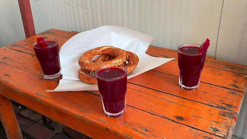 Çukurova'nın kavurucu sıcağında şalgam ve simit vatandaşların vazgeçilmezi oldu