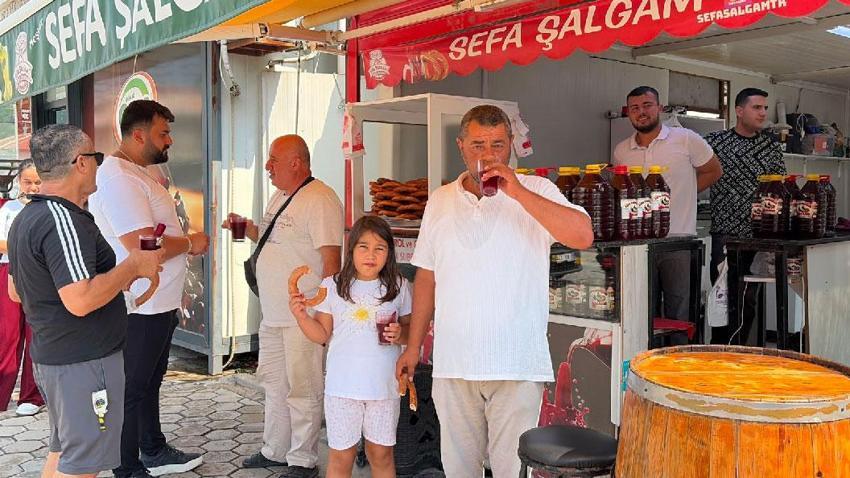 Çukurova'nın kavurucu sıcağında şalgam ve simit vatandaşların vazgeçilmezi oldu