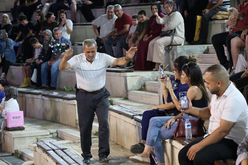 Ustasının 'Sanatımı sürdürmezsen hakkımı helal etmem' vasiyetini 54 yıldır oynayarak yaşatıyor