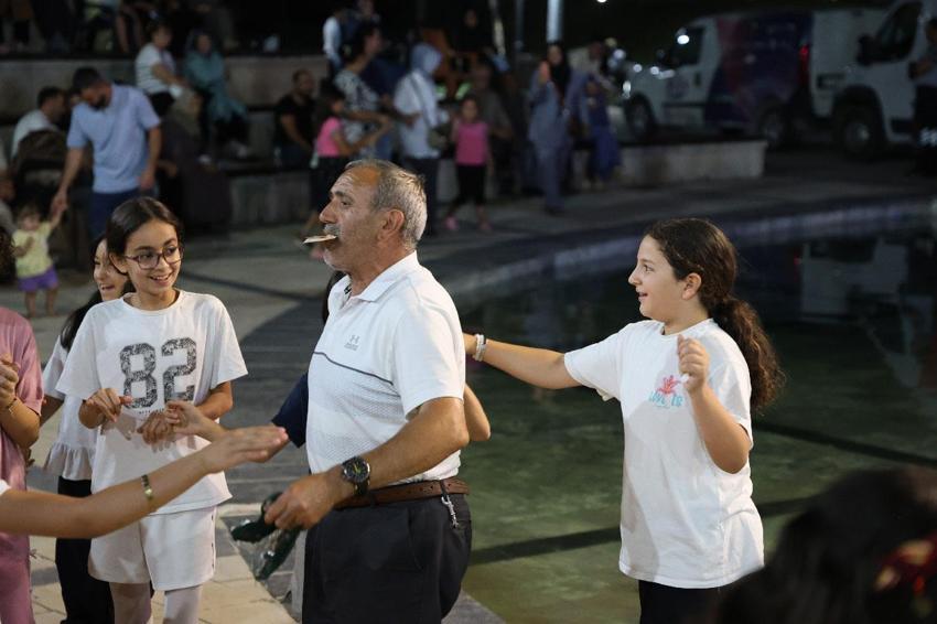 Ustasının 'Sanatımı sürdürmezsen hakkımı helal etmem' vasiyetini 54 yıldır oynayarak yaşatıyor