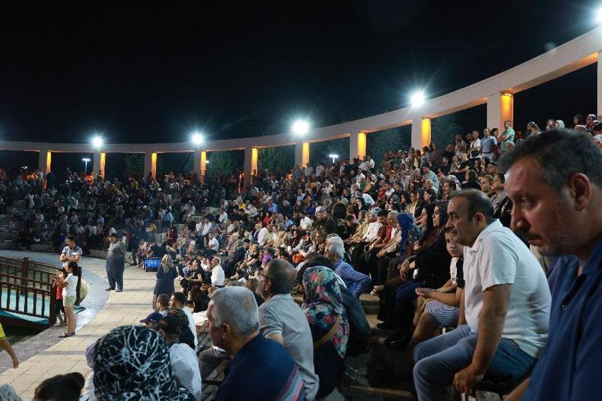 Ustasının 'Sanatımı sürdürmezsen hakkımı helal etmem' vasiyetini 54 yıldır oynayarak yaşatıyor