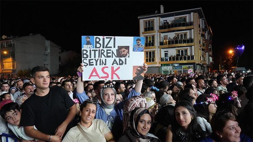 Sarımsak Festivali’nde Sefo bonkörlüğü: Satıcının tüm taçlarını satın alıp seyirciye dağıttı!