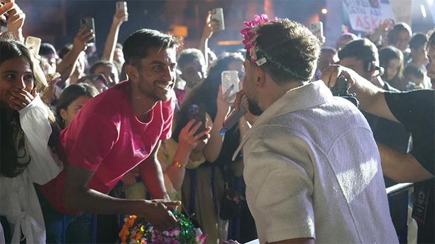 Sarımsak Festivali’nde Sefo bonkörlüğü: Satıcının tüm taçlarını satın alıp seyirciye dağıttı!