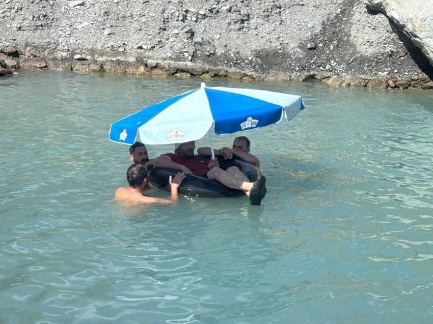 Erzincan'da ilginç serinleme yöntemi: Dereyi kesip yüzdüler!