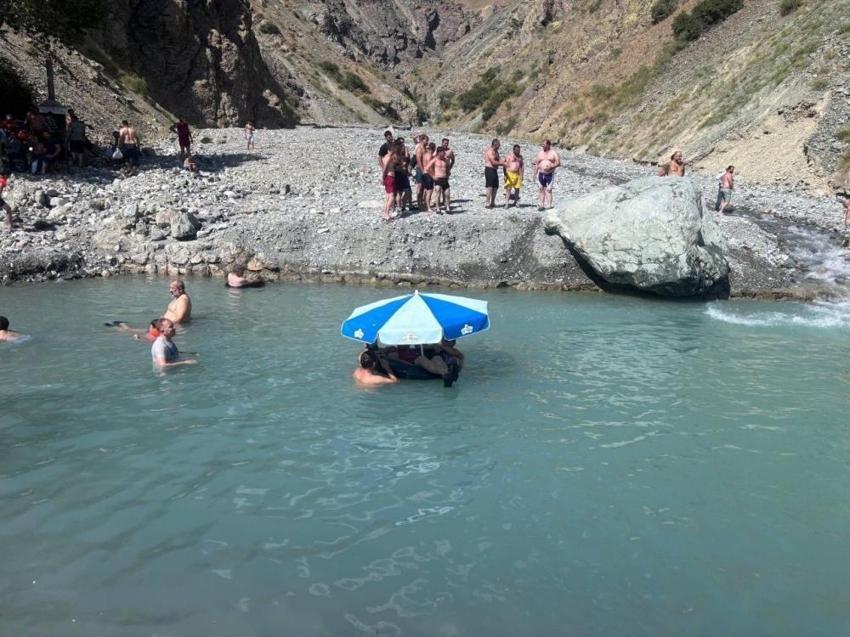 Erzincan'da ilginç serinleme yöntemi: Dereyi kesip yüzdüler!