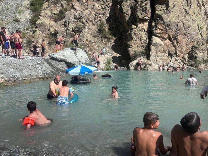 Erzincan'da ilginç serinleme yöntemi: Dereyi kesip yüzdüler!