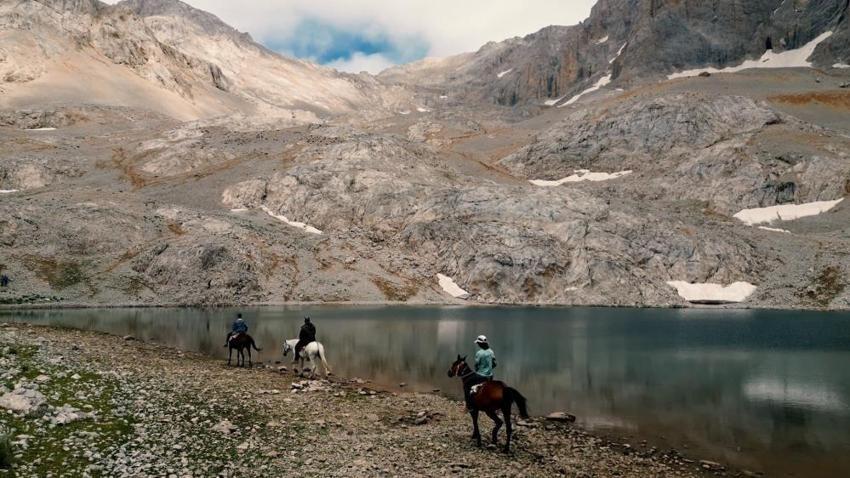 Turizmin en öze alternatifi: Aladağlar'da at sırtında yapılıyor