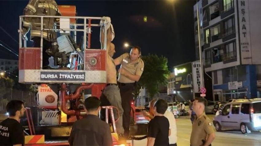 Bursa'da yürekleri ağza getiren olay: "Düşmanlarım var" dedi, metro direğine çıktı! Ulaşım durdu, trafik kilitlendi