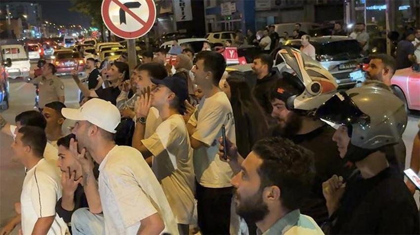 Bursa'da yürekleri ağza getiren olay: "Düşmanlarım var" dedi, metro direğine çıktı! Ulaşım durdu, trafik kilitlendi