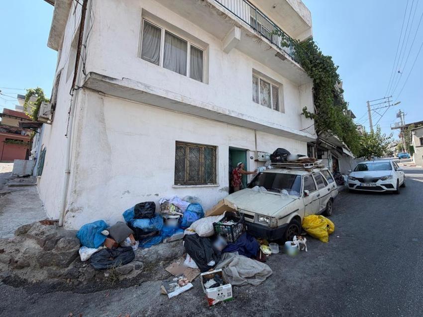 İzmir'in göbeğinde 'çöp ev' kabusu: Kokudan mahalle yaşanmaz hale geldi, fareler dükkânları bastı!