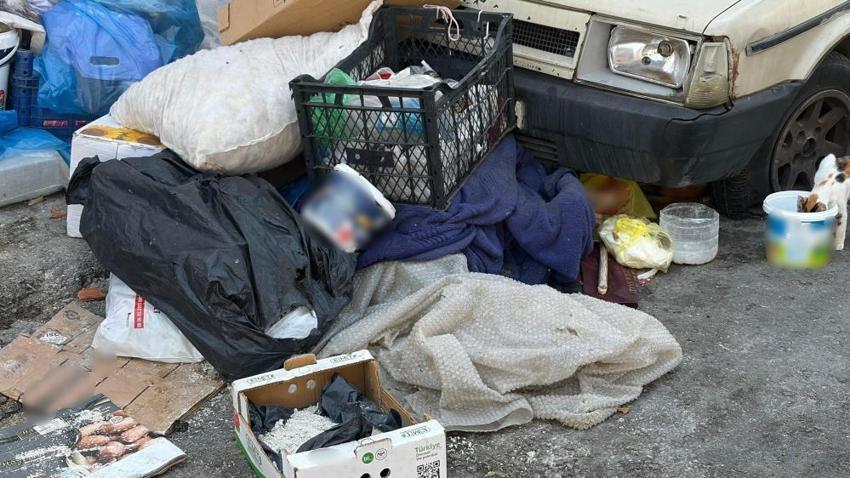 İzmir'in göbeğinde 'çöp ev' kabusu: Kokudan mahalle yaşanmaz hale geldi, fareler dükkânları bastı!