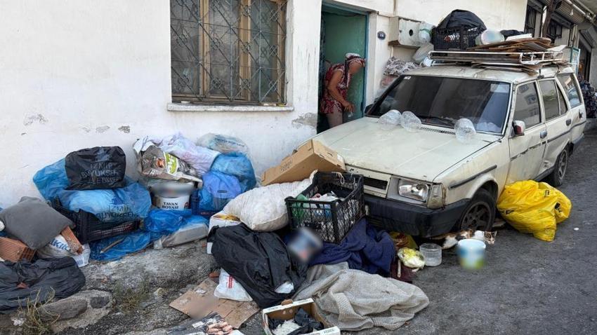 İzmir'in göbeğinde 'çöp ev' kabusu: Kokudan mahalle yaşanmaz hale geldi, fareler dükkânları bastı!