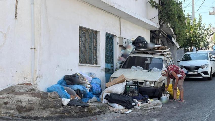 İzmir'in göbeğinde 'çöp ev' kabusu: Kokudan mahalle yaşanmaz hale geldi, fareler dükkânları bastı!