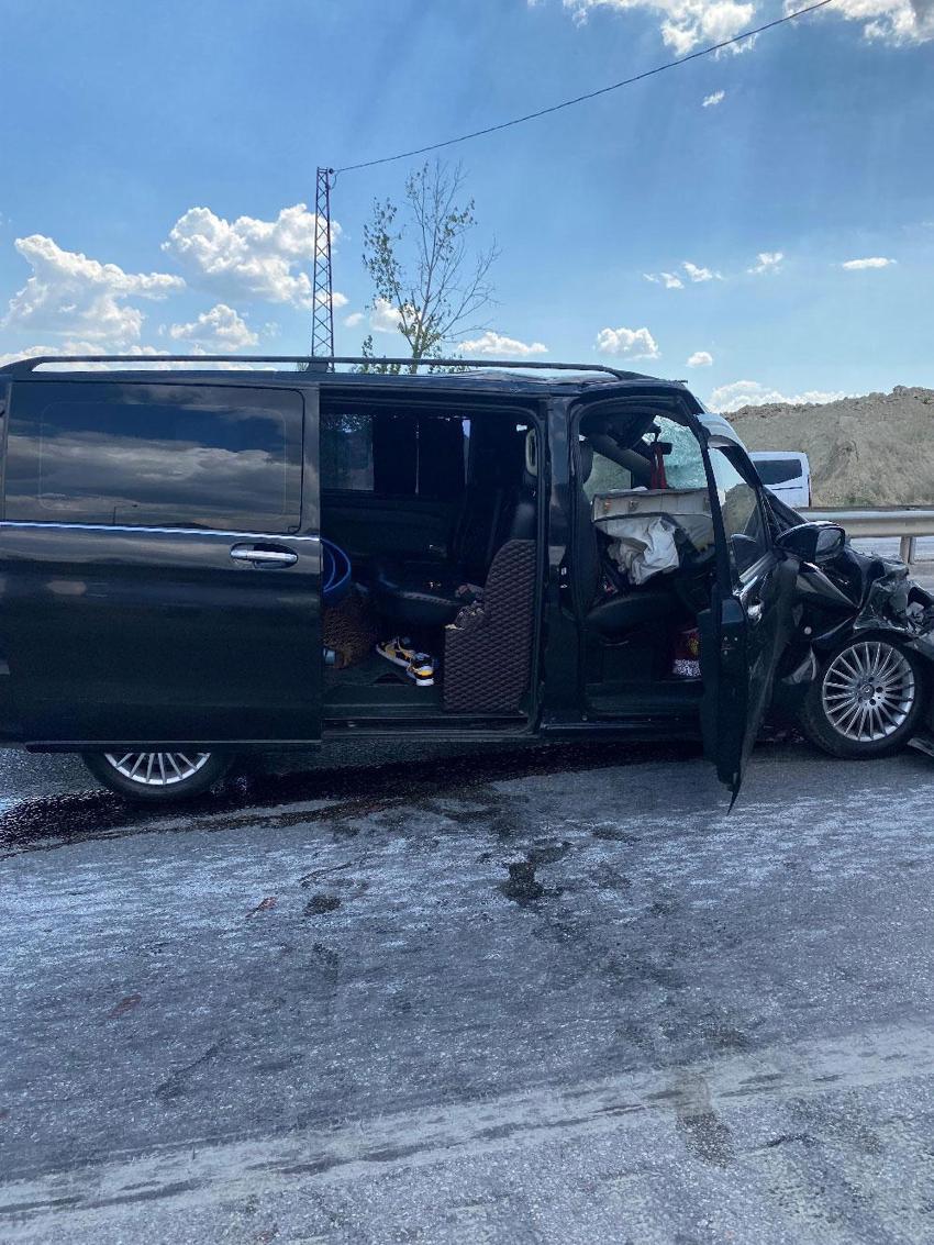 Çorum'u korkutan kaza! Çorum FK futbolcusu Atakan Akkaynak, eşi ve bebeği ile trafik kazası geçirdi