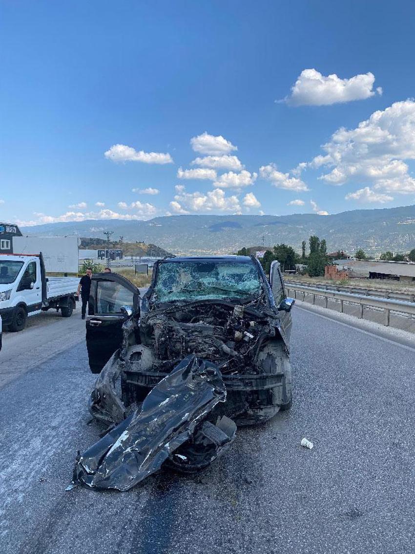 Çorum'u korkutan kaza! Çorum FK futbolcusu Atakan Akkaynak, eşi ve bebeği ile trafik kazası geçirdi
