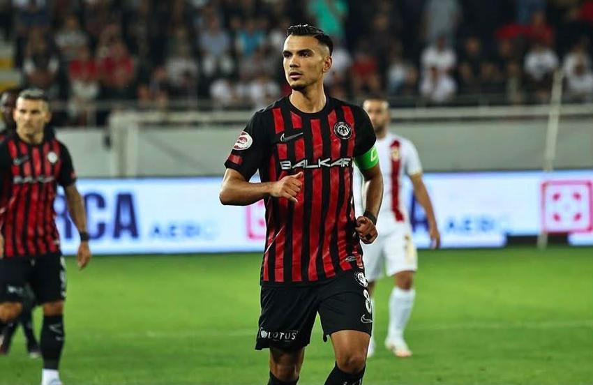 Çorum'u korkutan kaza! Çorum FK futbolcusu Atakan Akkaynak, eşi ve bebeği ile trafik kazası geçirdi