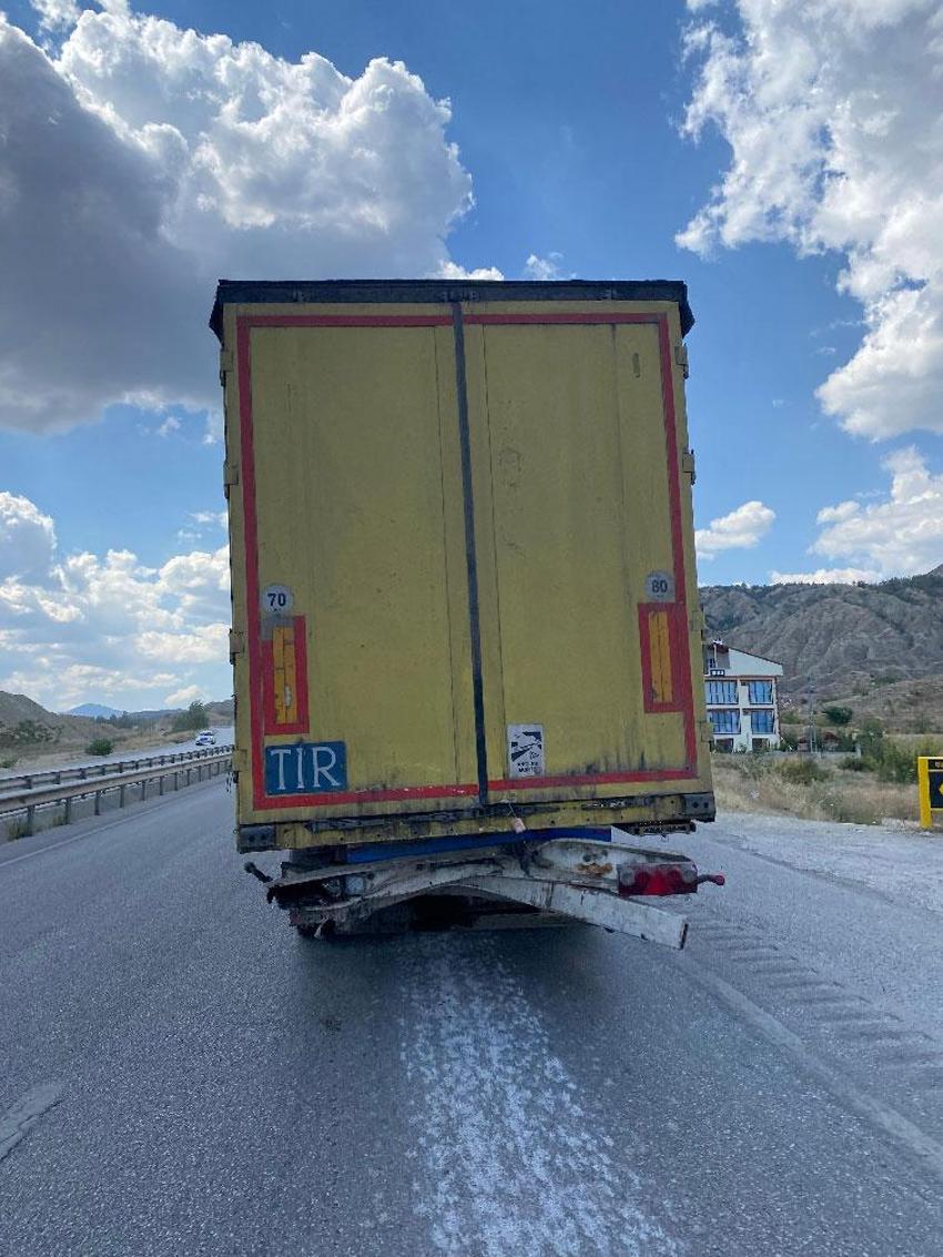 Çorum'u korkutan kaza! Çorum FK futbolcusu Atakan Akkaynak, eşi ve bebeği ile trafik kazası geçirdi