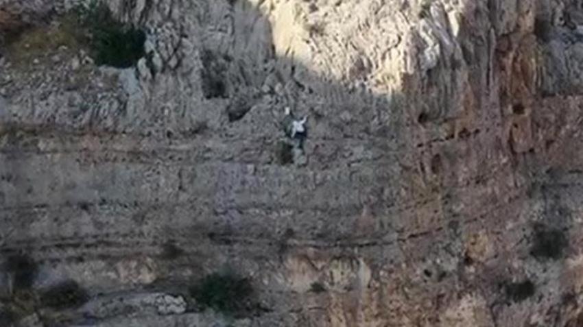 Batman’da nefes kesen hasat! 600 metrelik uçuruma halatla indi, nedeni ise şaşkına çevirdi