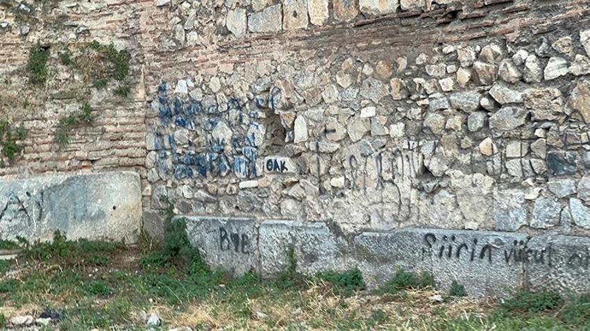 UNESCO mirası surlarda sprey boyalarla zarar verdiler: Yüzbinlerce turistin geldiği ilçede skandal görüntüler!