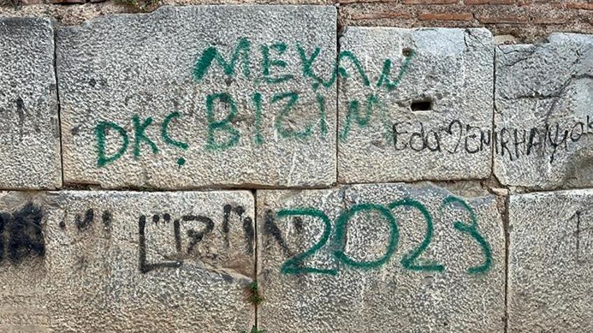 UNESCO mirası surlarda sprey boyalarla zarar verdiler: Yüzbinlerce turistin geldiği ilçede skandal görüntüler!