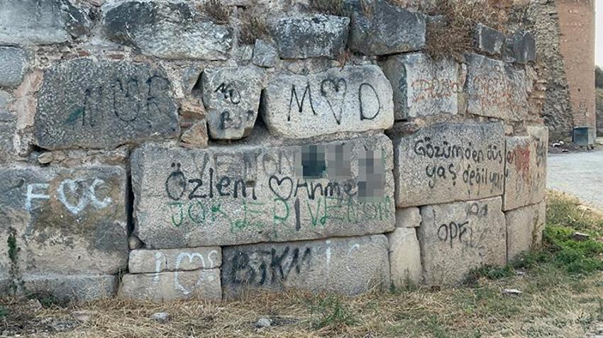 UNESCO mirası surlarda sprey boyalarla zarar verdiler: Yüzbinlerce turistin geldiği ilçede skandal görüntüler!