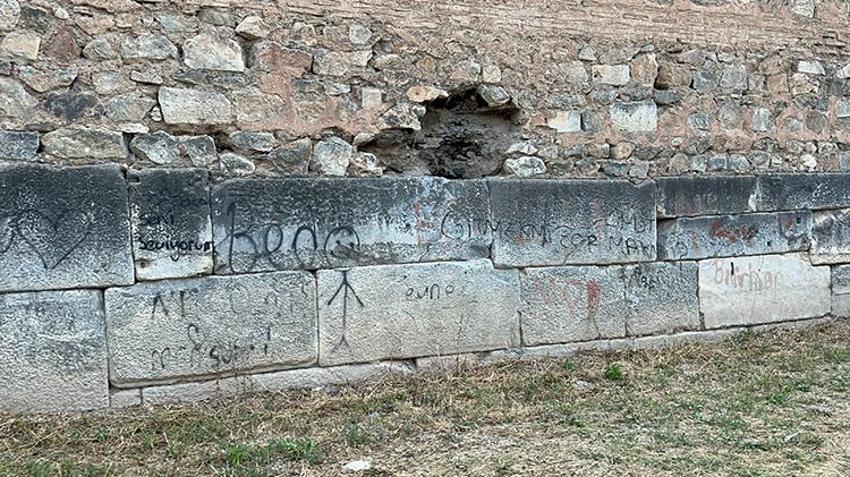 UNESCO mirası surlarda sprey boyalarla zarar verdiler: Yüzbinlerce turistin geldiği ilçede skandal görüntüler!