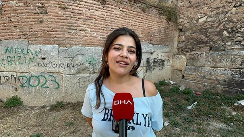 UNESCO mirası surlarda sprey boyalarla zarar verdiler: Yüzbinlerce turistin geldiği ilçede skandal görüntüler!