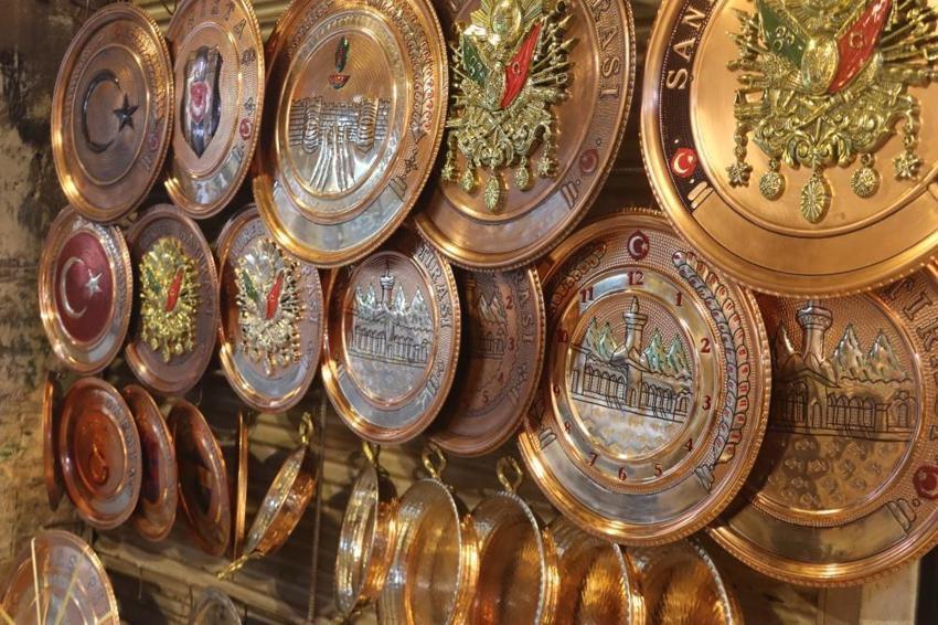 Çekiç sesleri hiç susmuyor! Her bir parçası büyük emek istiyor: Turistler o çarşıya akın ediyor
