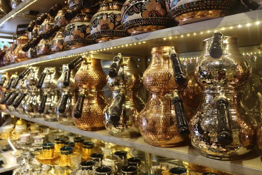 Çekiç sesleri hiç susmuyor! Her bir parçası büyük emek istiyor: Turistler o çarşıya akın ediyor