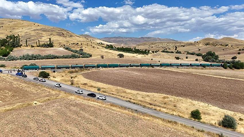 Malatya'da korkunç kaza! Hemzemin geçitte yük treni kamyona çarptı: 1 yaralı