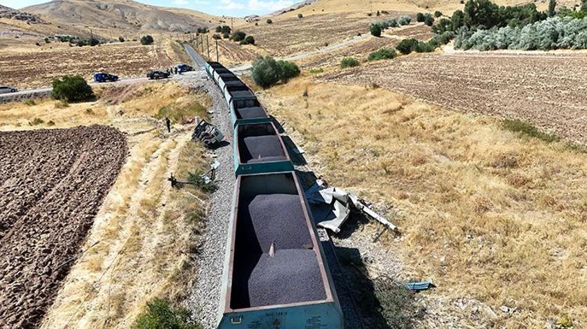 Malatya'da korkunç kaza! Hemzemin geçitte yük treni kamyona çarptı: 1 yaralı