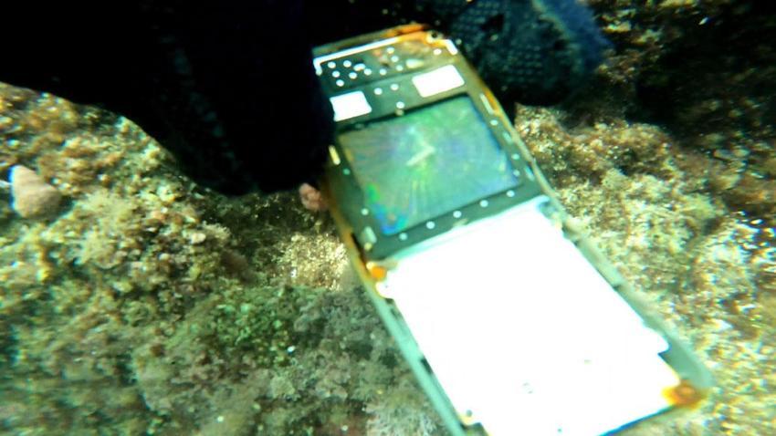 Tatilcilerin denizde kaybettikleri, dalış yapan gencin ganimeti! Cep telefonu, lüks marka saat, gözlük ve ziynet eşyaları