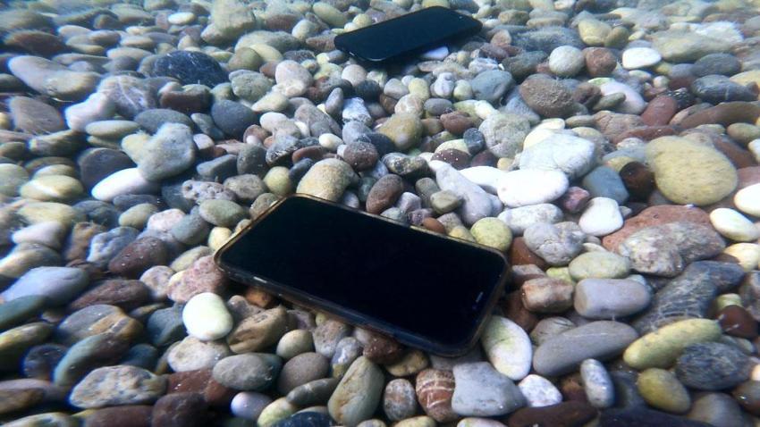 Tatilcilerin denizde kaybettikleri, dalış yapan gencin ganimeti! Cep telefonu, lüks marka saat, gözlük ve ziynet eşyaları