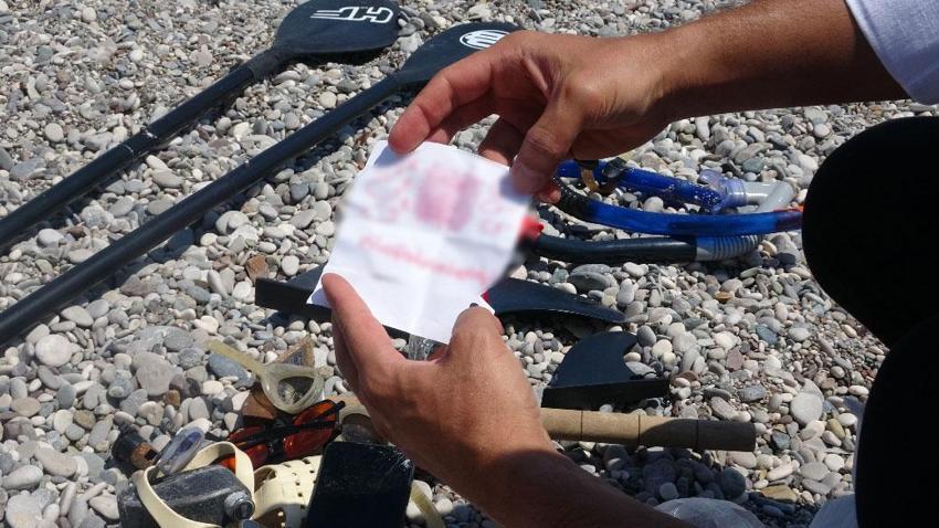 Tatilcilerin denizde kaybettikleri, dalış yapan gencin ganimeti! Cep telefonu, lüks marka saat, gözlük ve ziynet eşyaları