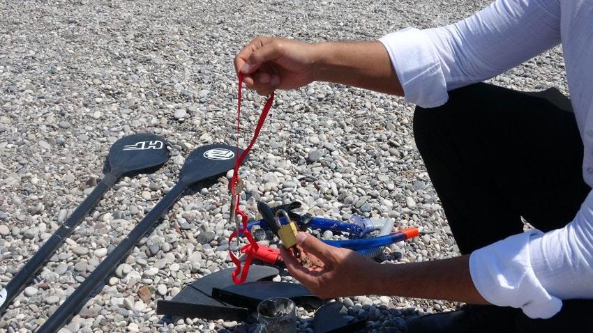 Tatilcilerin denizde kaybettikleri, dalış yapan gencin ganimeti! Cep telefonu, lüks marka saat, gözlük ve ziynet eşyaları