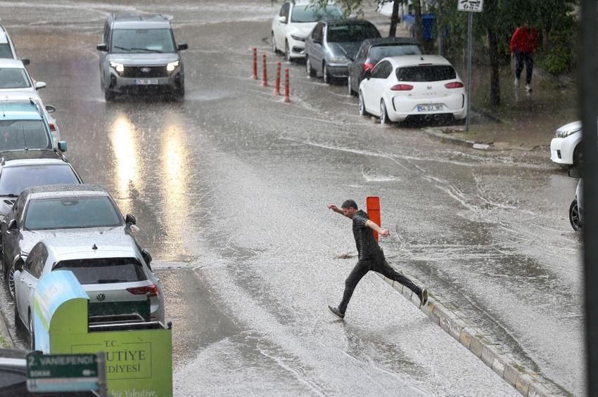 Meteoroloji ve hava tahmin uzmanı tarih vererek uyardı: Hafta sonu ülkemizin büyük bir bölümü sağanak yağışların etkisi altında olacak