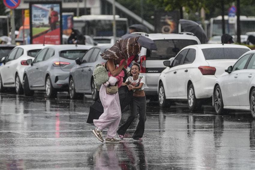 Meteoroloji ve hava tahmin uzmanı tarih vererek uyardı: Hafta sonu ülkemizin büyük bir bölümü sağanak yağışların etkisi altında olacak