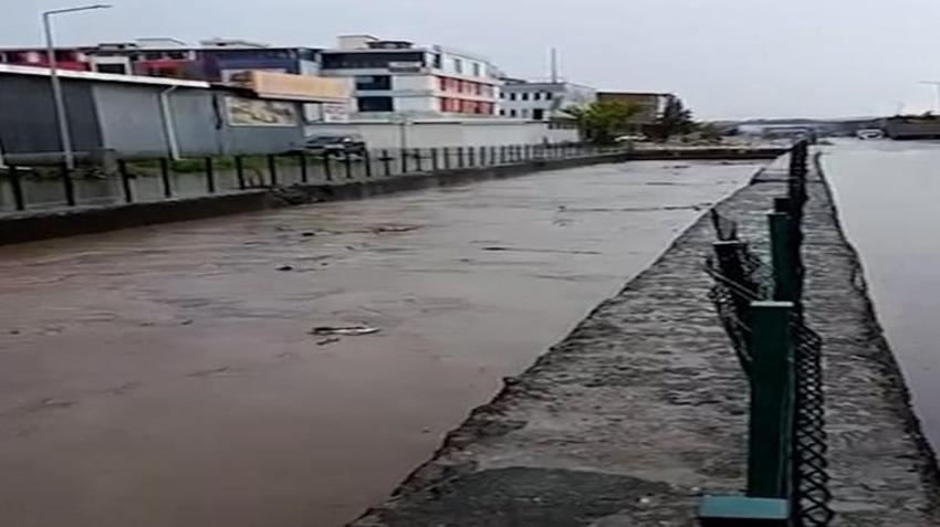 Meteoroloji uyarmıştı! Samsun’da kuvvetli sağanak sonrası yollar göle döndü