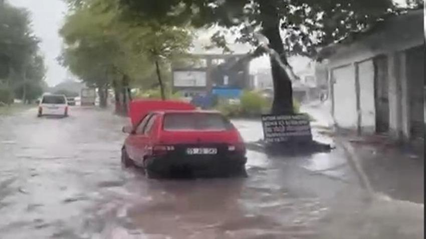 Meteoroloji uyarmıştı! Samsun’da kuvvetli sağanak sonrası yollar göle döndü