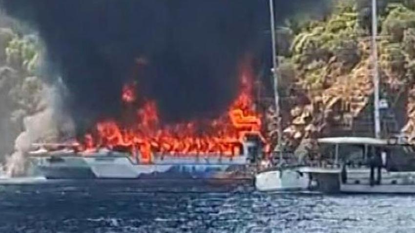 Fethiye'de can pazarı! Tur teknesi alev alev yandı: 115 yolcu denize atladı
