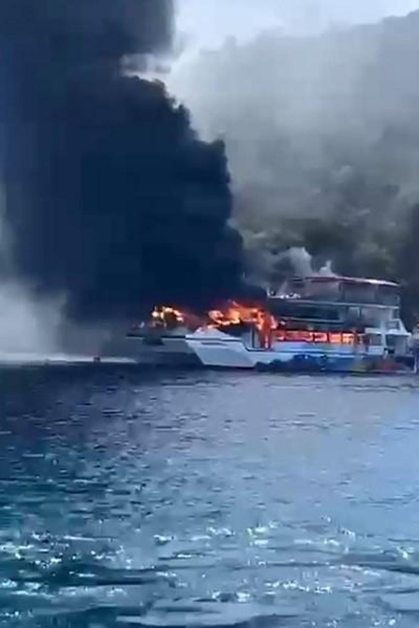 Fethiye'de can pazarı! Tur teknesi alev alev yandı: 115 yolcu denize atladı