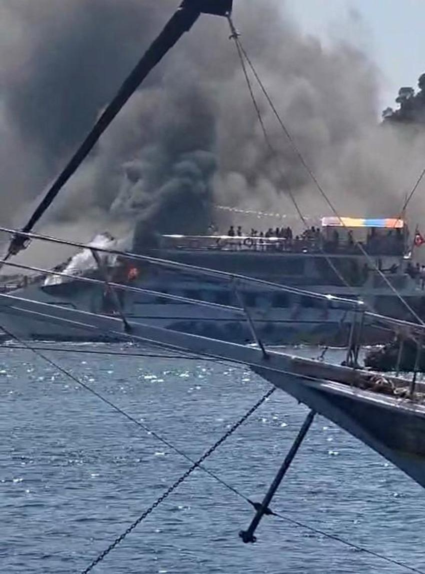 Fethiye'de can pazarı! Tur teknesi alev alev yandı: 115 yolcu denize atladı