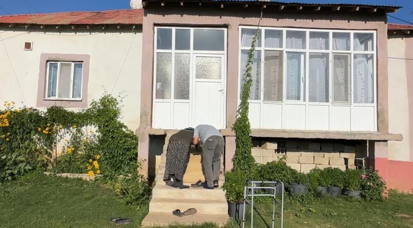 80 yaşındaki annesini 20 yıldır sırtında taşıyor: 'Tek istediğim anamın yüzünün gülmesi'