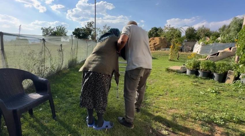80 yaşındaki annesini 20 yıldır sırtında taşıyor: 'Tek istediğim anamın yüzünün gülmesi'