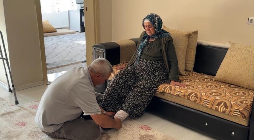 80 yaşındaki annesini 20 yıldır sırtında taşıyor: 'Tek istediğim anamın yüzünün gülmesi'