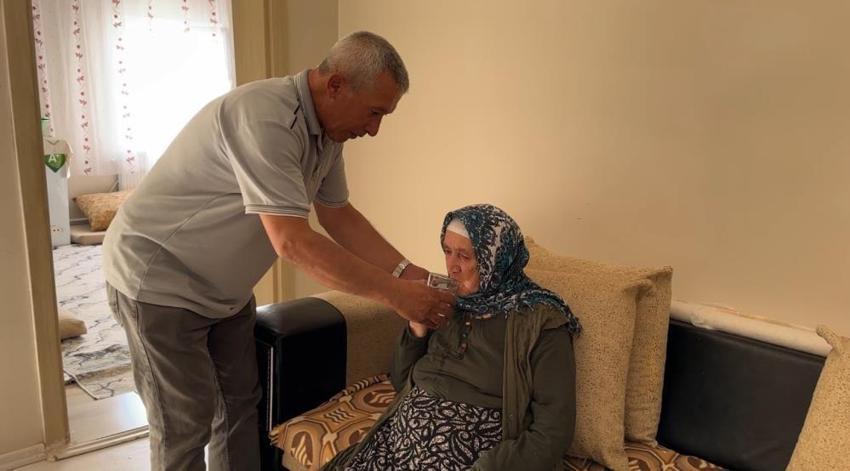 80 yaşındaki annesini 20 yıldır sırtında taşıyor: 'Tek istediğim anamın yüzünün gülmesi'